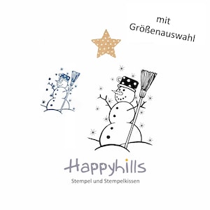Schneemann Stempel mit Topf und Besen im Schneegestöber, Kohlenstücke am Bauch ein knuffiger fröhlicher Gesell von Happyhills