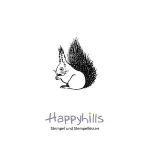 Scoiattolo con timbro di noci di Happyhills, il dolce scoiattolo rosso con la coda folta sta rosicchiando, semplicemente carino!
