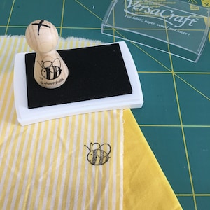 Stempeln auf Stoff, ideal für leicht saugende natürliche Stoffe. Stempel bevor du nähst oder gibt deinem Teil noch einen letzten Schliff. Lass es trockenen und nach 24 Stunden von hinten bügeln, nun ist es waschbar bis 30 Grad.
