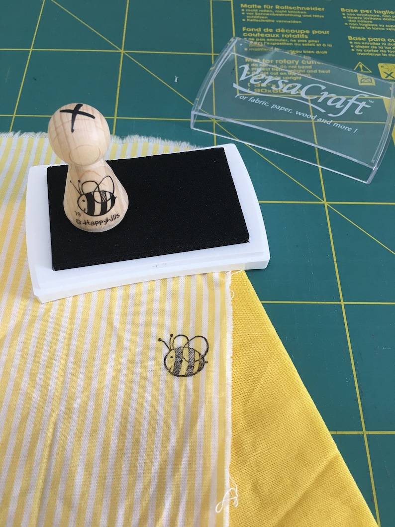 Stempeln auf Stoff, ideal für leicht saugende natürliche Stoffe. Stempel bevor du nähst oder gibt deinem Teil noch einen letzten Schliff. Lass es trockenen und nach 24 Stunden von hinten bügeln, nun ist es waschbar bis 30 Grad.