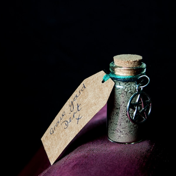 Tierra de cementerio – Ingrediente para rituales wiccanos y paganos