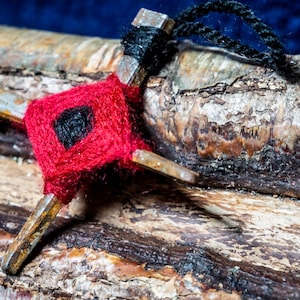 Talisman croix de Badb : amulette de protection des ongles en fer faite main