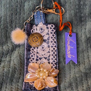 Eco-Chic Upcycled Denim & Shell Flower Keychain – Boho Bag Charm