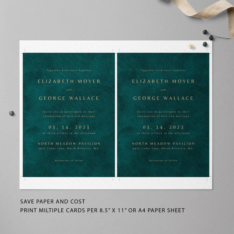 K&ouml;nnte beinhalten: Eine tealgr&uuml;ne Hochzeitseinladung mit goldener Schrift, die die Hochzeit von Elizabeth Moyer und George Wallace am 14. M&auml;rz 2023 um 15:00 Uhr im North Meadow Pavilion, 4427 Cedar Lane, North Billerica, MA, ank&uuml;ndigt. Empfang im Anschluss.