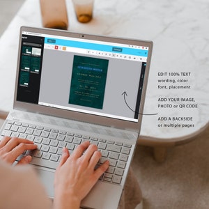 K&ouml;nnte beinhalten: Ein Laptop-Computer, auf dem ein Hochzeits-Einladungsvorlage auf dem Bildschirm angezeigt wird. Die Einladung ist gr&uuml;n mit wei&szlig;em Text und zeigt die Namen "Elizabeth Moyer" und "George Wallace" sowie das Datum "01.14.2023". Der Text auf dem Bildschirm lautet "100% Text bearbeiten, Formulierung, Schriftart, Platzierung", "Bild, Foto oder QR-Code hinzuf&uuml;gen" und "R&uuml;ckseite oder mehrere Seiten hinzuf&uuml;gen".