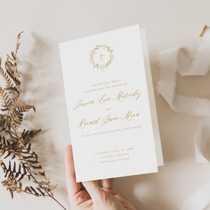 Puede incluir: Un programa de boda blanco con letras doradas que anuncia la misa nupcial de Jessiva Lisa Melendez y Kendall Jason Mena. El programa incluye la fecha, la ubicación y las palabras "En el sacramento del matrimonio sagrado."