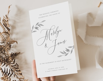 Peut inclure: Programme de cérémonie de mariage avec un motif floral gris et blanc. Le programme comprend les noms "Merilyn & James" et la date "Samedi 25 avril 20XX". La cérémonie aura lieu à l'église St. Mary's à Portland, OR.