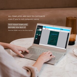 K&ouml;nnte beinhalten: Eine Person verwendet einen Laptop, um eine Hochzeitseinladungsvorlage anzupassen. Die Vorlage ist auf dem Bildschirm ge&ouml;ffnet und zeigt ein gr&uuml;nes und blaues Design mit dem Text "Elizabeth & Walter" und "George Wallace" in wei&szlig;er Schrift. Der Text "TEST YOUR TEMPLATE BEFORE YOU BUY IT" wird &uuml;ber dem Laptop angezeigt.