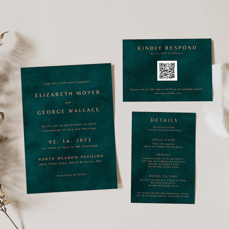 K&ouml;nnte beinhalten: Eine gr&uuml;ne Hochzeitseinladungssuite mit goldener Schrift. Die Hauptkarte der Einladung zeigt die Namen Elizabeth Moyer und George Wallace, das Datum 03.14.2023 und den Ort North Meadow Pavilion. Die RSVP-Karte enth&auml;lt einen QR-Code und den Text "Kindly Respond by the 28th of February". Die Detailkarte enth&auml;lt den Text "Details", "Dress Code", "Arrival" und "Where to Stay".