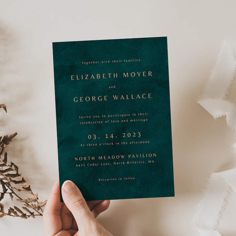 K&ouml;nnte beinhalten: Eine gr&uuml;ne Hochzeitseinladung mit goldenen Lettern. Die Einladung verk&uuml;ndet die Hochzeit von Elizabeth Moyer und George Wallace am 14. M&auml;rz 2023 um drei Uhr nachmittags im North Meadow Pavilion, 4427 Cedar Lane, North Billerica, MA. Empfang im Anschluss.