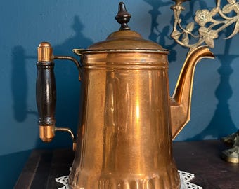 Vintage Copper Teapot with Wooden Handle – Rustic Farmhouse Kitchen Decor
