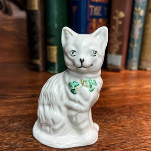 Belleek ベリーク Quizzical ヴィンテージ 陶器 猫 フィギュリン フィギュア セラミック 置物 インテリア 装飾 アイルランド 93281 Quizzical ヴィンテージ 猫のフィギュリン｜ベリーク Belleek Pottery