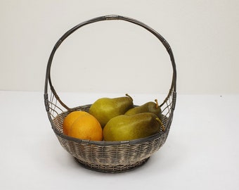Beautiful Basket In Silver-plated Metal, Ideal For Fruit, Eggs, Sweets or Easter Eggs. Very good condition, Vintage Friesland.