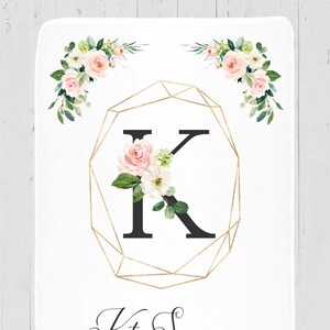 Babydecke mit Monogramm Blumenmuster: Personalisiertes Mädchengeschenk