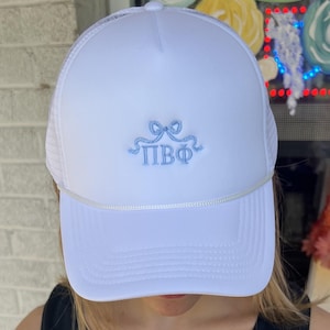 Gorra de camionero con lazo bordado con la letra griega Pi Beta Phi / Merchandising de hermandad y ropa de vida griega