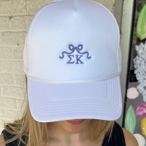 Gorra de camionero con lazo bordado con letras griegas de Sigma Kappa / Merchandising de la hermandad y ropa de la vida griega