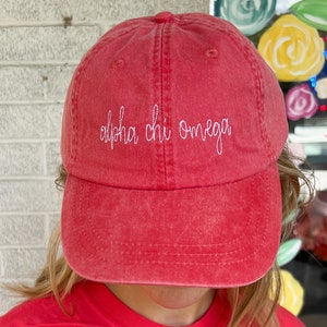 Sombreros bordados de puntada de frijol Alpha Chi Omega / Mercancía de hermandad y ropa de vida griega