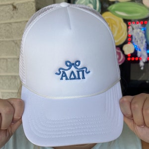 Alpha Delta Pi griechische Buchstabe gestickte Schleife Trucker Hat | Sorority Merch und Greek Life Apparel