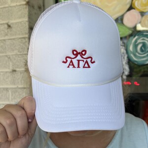 Alpha gam Delta griechischer Buchstabe bestickte Schleife Trucker Hat | Sorority Merch und Greek Life Apparel
