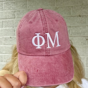 Phi Mu Gestickte griechische Buchstabenhüte | Sorority Merch und Greek Life Apparel