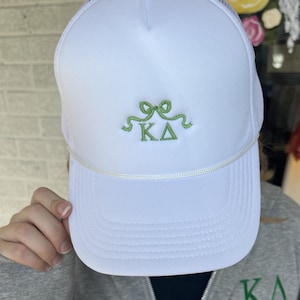 Kappa Delta griechischer Brief bestickte Schleife Trucker Hat | Sorority Merch und Greek Life Apparel