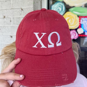 Chi Omega Distressed Gestickte griechische Buchstabenhüte | Sorority Merch und Greek Life Apparel