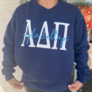 Sudadera con letra griega Alpha Delta Pi con escritura / Merchandising de la hermandad ADPI, ropa de Greek Life, Big Little Reveal, sudadera de hermandad preppy
