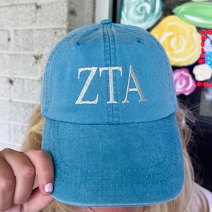 Zeta Tau Alpha gestickte griechische Buchstabenhüte | Sorority Merch und Greek Life Apparel