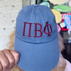 Pi Beta Phi Gestickte griechische Buchstabenhüte | Sorority Merch und Greek Life Apparel