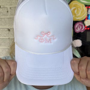 Gorra de camionero con lazo bordado con letras griegas Phi Mu / Merchandising de hermandad y ropa de vida griega