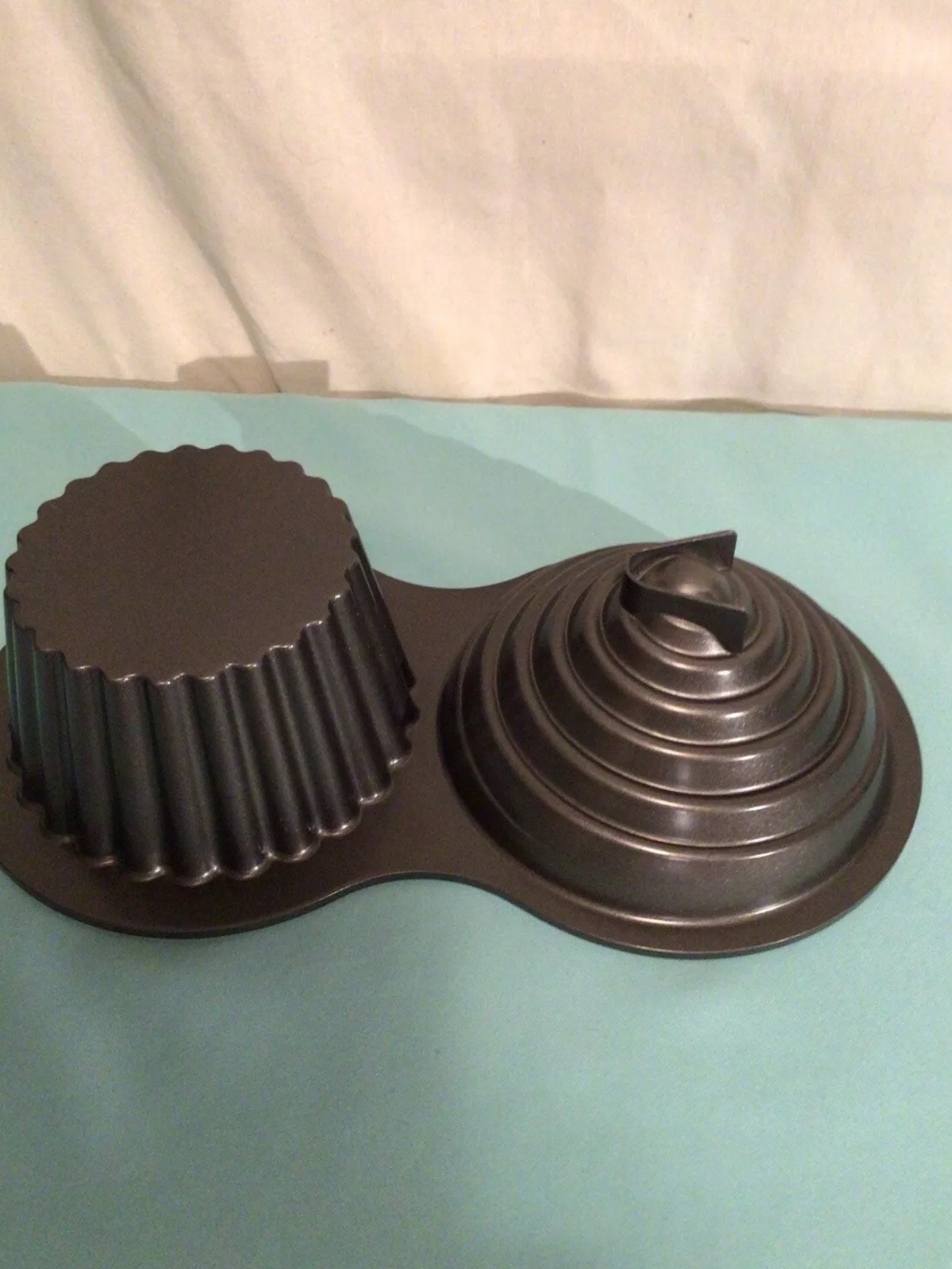 Wilton Cast Aluminum Jumbo / Giant Cupcake Pan 2105 0471 718 