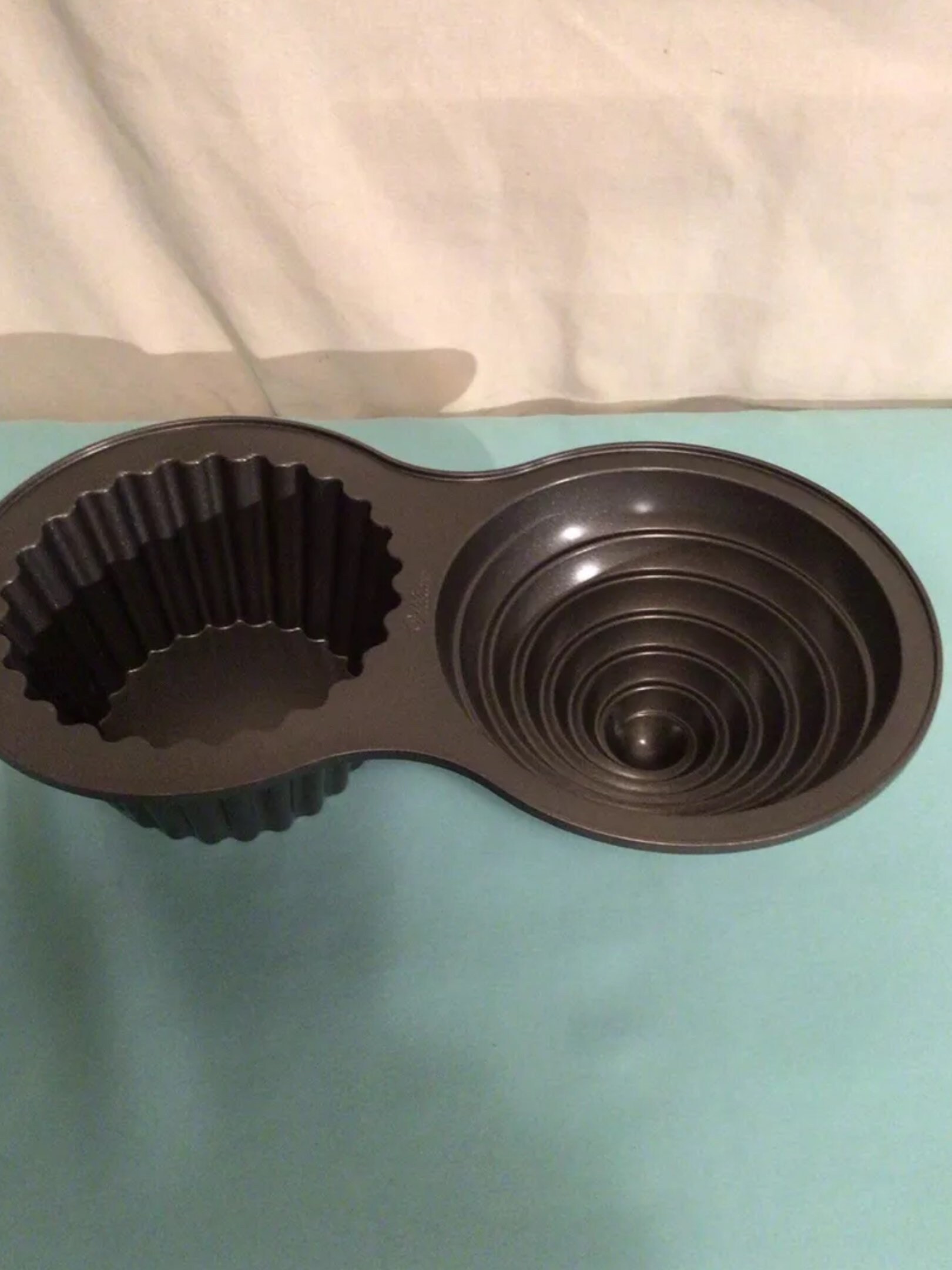 Wilton Cast Aluminum Jumbo / Giant Cupcake Pan 2105 0471 718 