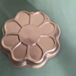 Wilton Flower Power ~ 60’s Hippie ~ Peace Love ~ Cake Pan -1998 # 2105-3005