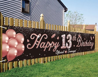 Può includere: Uno striscione nero e dorato con il testo "Happy 13th Birthday" e una corona. Lo striscione ha anche un cuore rosa e oro con il testo "Official Teenager". Lo striscione è decorato con palloncini rosa e dorati.