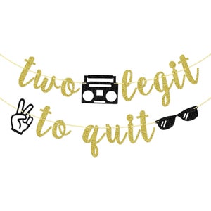 Pu&ograve; includere: Uno striscione glitterato dorato con le parole "two legit to quit". Lo striscione include un boombox nero, un segno di pace e occhiali da sole. Lo striscione &egrave; infilato su una corda dorata.