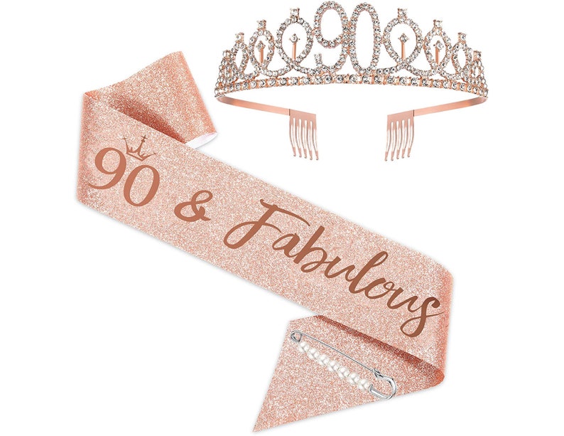 90. Geburtstagsschärpe & Tiara Set – Rose Gold, Mit „90 & Fabulous“ Aufdruck – Inkl. Kuchen-Topper