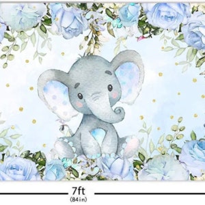Op de afbeelding: Een blauwe en witte aquarel achtergrond met een schattige grijze olifant met blauwe en witte stippen. De achtergrond is versierd met blauwe bloemen en gouden glitter. De achtergrond meet 2,13 meter breed en 1,52 meter hoog.
