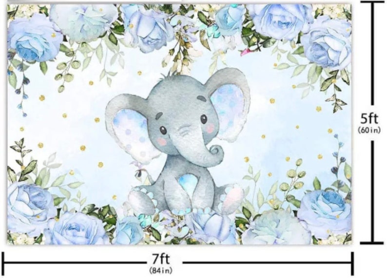 Op de afbeelding: Een blauwe en witte aquarel achtergrond met een schattige grijze olifant met blauwe en witte stippen. De achtergrond is versierd met blauwe bloemen en gouden glitter. De achtergrond meet 2,13 meter breed en 1,52 meter hoog.