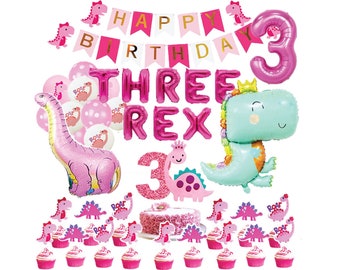 Può includere: Decorazioni per feste di compleanno a tema dinosauro rosa e verde.  Include un palloncino di dinosauro rosa, un palloncino di dinosauro verde, un palloncino numero 3 rosa, uno striscione rosa e bianco che dice "Buon compleanno", e cupcake rosa e bianchi con decorazioni di dinosauri.