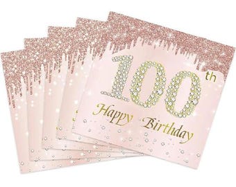 Op de afbeelding: Een set van vijf roze en gouden glitter-verjaardagskaarten met het nummer 100 en de tekst "Happy Birthday" in gouden letters. Het nummer 100 is versierd met strass.