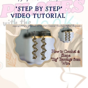 Puede incluir: Un par de pendientes de crochet dorados y blancos con un patrón en zigzag. Los pendientes están colgados de una superficie blanca. El texto 'How to Crochet & Shape "Zig" Earrings from Wire' es visible en la imagen.