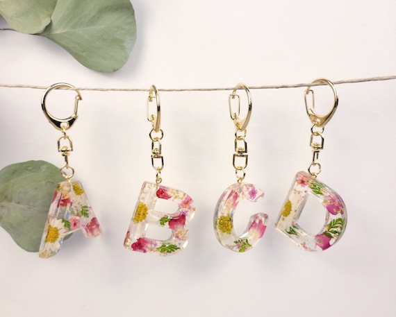 Personalized Floral Initial Keychain – Pressed Flower Resin Letter Charm Gift for Her