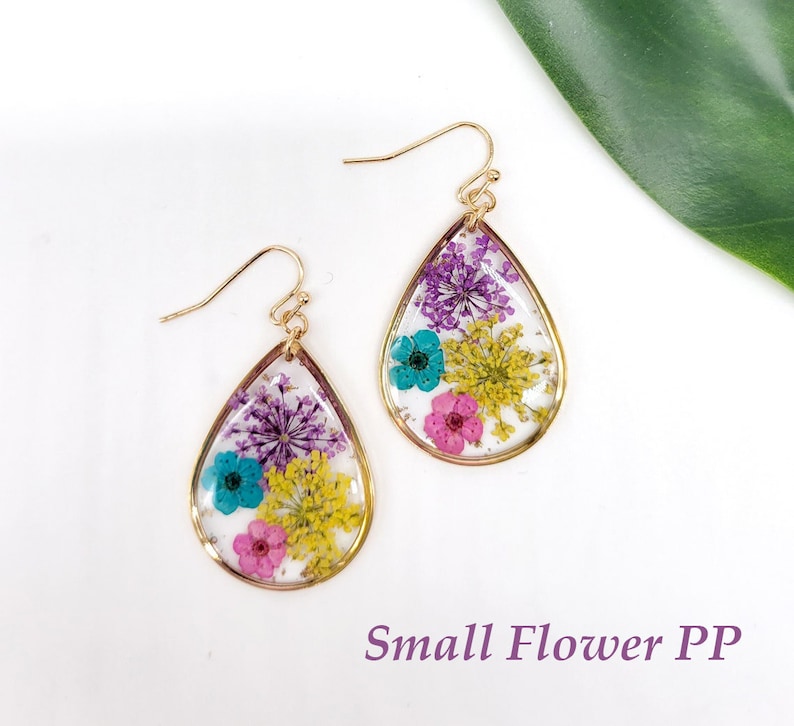 Handmade Dried Flower Botanical Resin Earrings , Real Pressed Flowers Jewelry Gift for her small flower PP