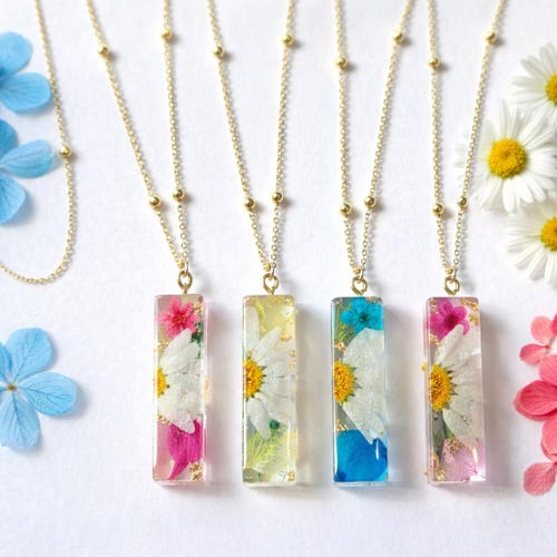キューブ型押し花ボタニカルハンドメイドレジンネックレス、本物の花を使ったジュエリーギフト（女性向け）