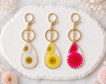 本物の押し花デイジーのキーホルダー。フラワーレジンキーホルダー