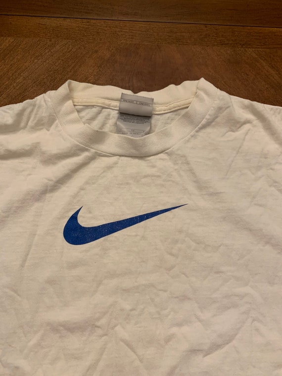 nike t shirt middle logo