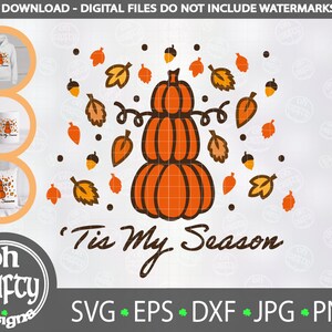 Pode incluir: Um design digital com uma pilha de três abóboras com folhas e bolotas caindo ao redor. O texto "'Tis My Season" está escrito abaixo das abóboras.
