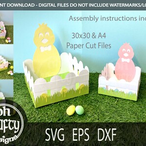 Könnte beinhalten: Ein digitaler Download von Papierschnittdateien für einen 3D-Osterkörbchen in Form eines Küken. Der Korb ist gelb und weiß mit einer grünen Basis und einem rosa Küken an der Seite. Die Dateien sind in den Formaten SVG, EPS und DXF verfügbar. Montageanleitungen sind enthalten.