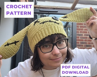 Puede incluir: Un patrón de crochet para un gorro verde con detalles cosidos y orejas caídas. El patrón está disponible para descargar en formato PDF digital.  "CROCHET PATTERN" y "PDF DIGITAL DOWNLOAD" están escritos en texto morado en la imagen.