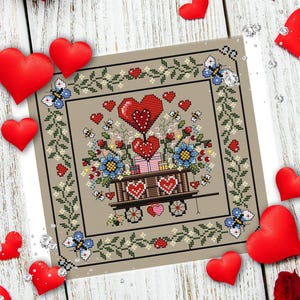 Può includere: Uno schema di punto croce con un carrello rosso pieno di cuori e fiori. Il carrello è circondato da un bordo di foglie verdi e farfalle. Lo schema è perfetto per San Valentino o qualsiasi altra occasione.